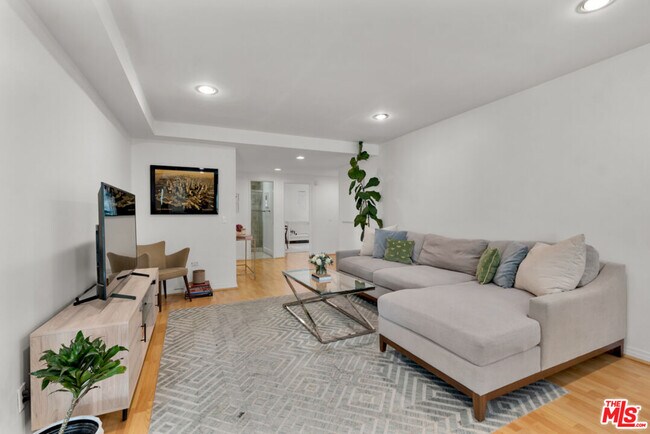 Building Photo - 11789 Montana Ave