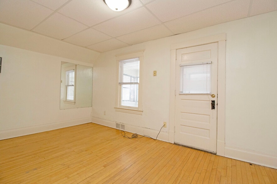 Building Photo - 612 7th Ave S