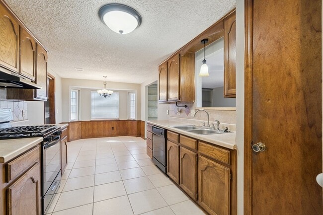 Building Photo - 1205 Swan Lake Rd