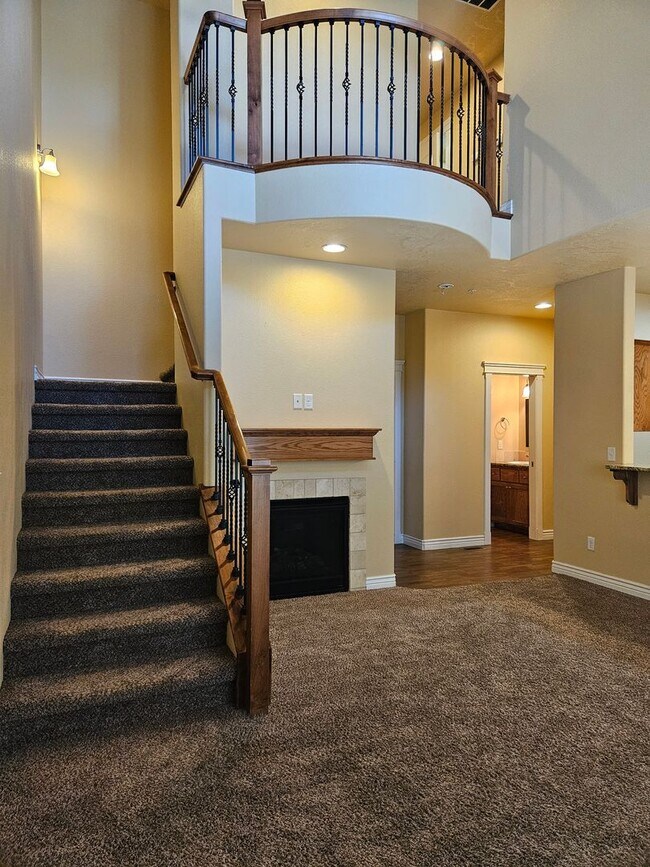 Building Photo - 3/2.5 in Boise-2 Car Garage, Fireplace, Vaulted Ceilings, Landscaping Included.