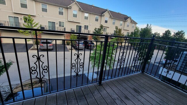 Building Photo - STUNNING LUXURY TOWNHOME 3 BEDROOM, 2 FULL...