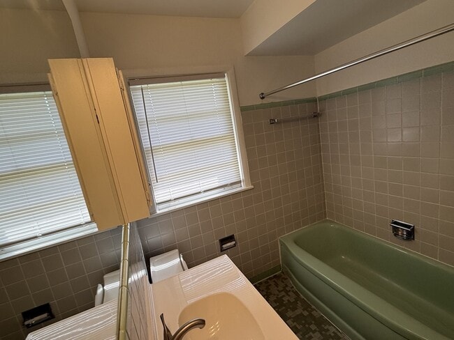 Building Photo - 914 Stratford Rd