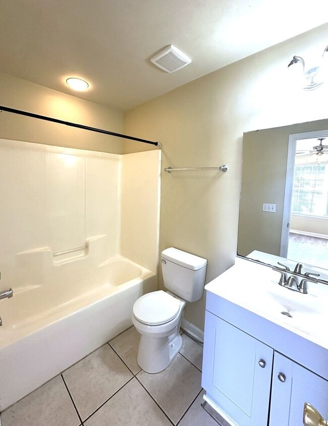 Building Photo - AWESOME 3/3 with No Carpet, Large Bedrooms, & More! $1300/month Avail Now!