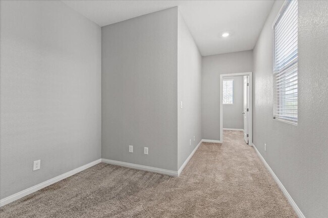 Building Photo - Beautiful Single-Story Home next to Summer...