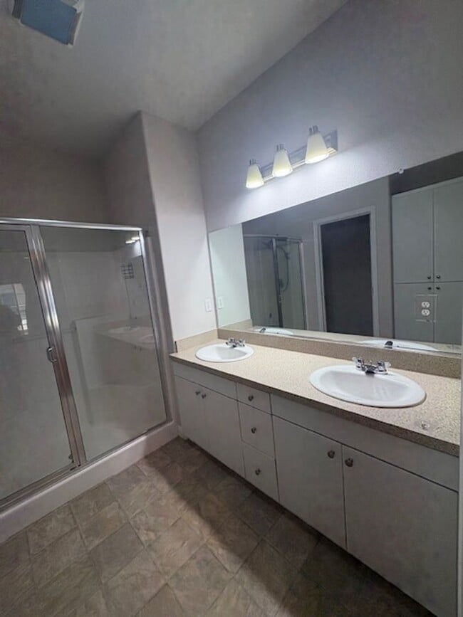 Building Photo - 824 Lawrence Dr