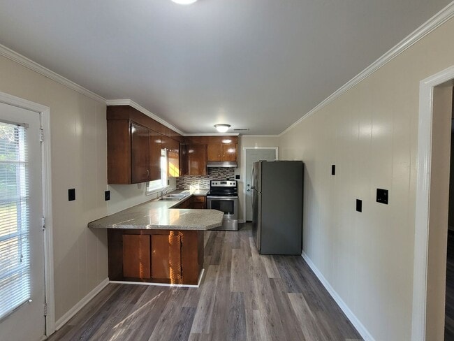 Building Photo - 3 bedroom 2 bath brick ranch in great loaction .