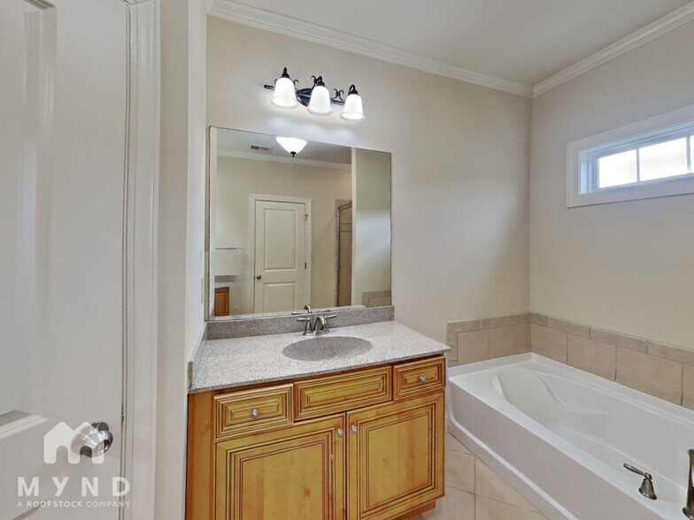 Building Photo - 3020 Eltham Pl