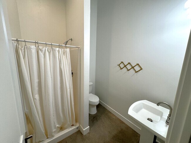 Building Photo - Unfurnished Property!