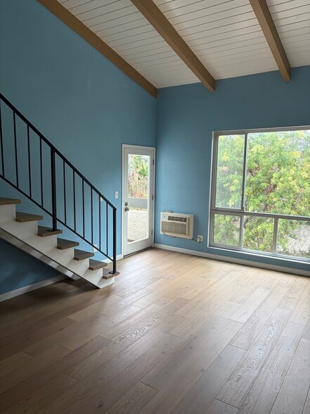 nice big living room with floor to ceiling windows - 4900 Overland Ave