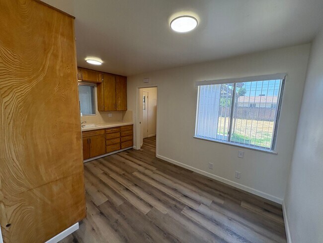 Building Photo - Updated Interior home in Dinuba near Shopp...