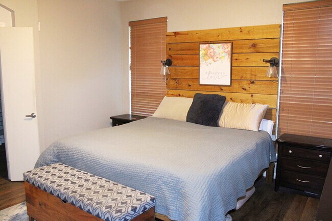 Building Photo - "Spacious 3-Bedroom 2-Bath Retreat in Fort...