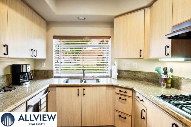 Building Photo - Fully Furnished Townhome with Attached Gar...