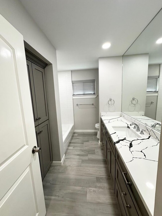 Building Photo - 3 Bed 2 Bath Ready To Rent ASAP!