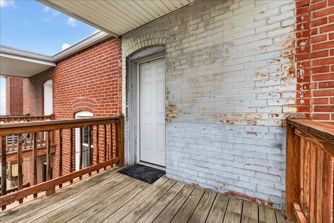 Building Photo - Meryl Wears Prada