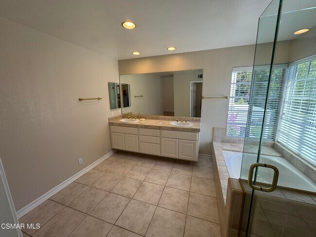 Building Photo - 834 Sunstone St