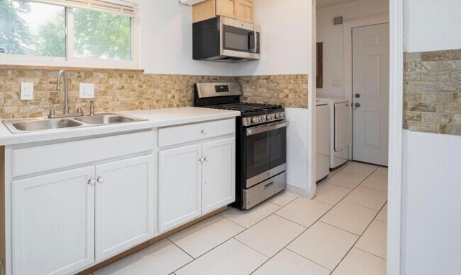 Building Photo - 477 S Weyant Ave