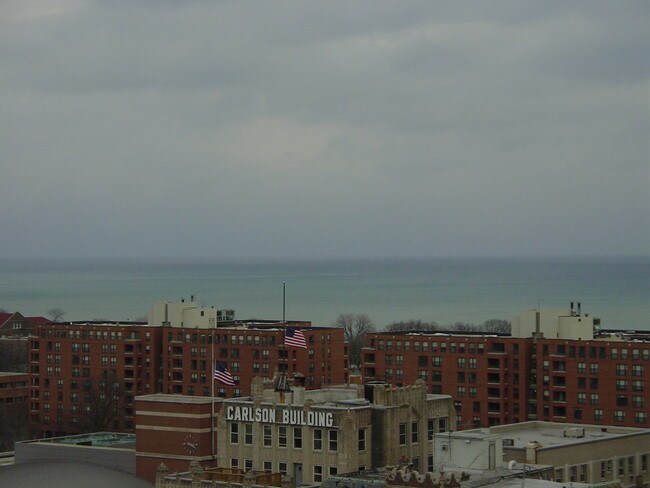 Building Photo - 807 Davis St
