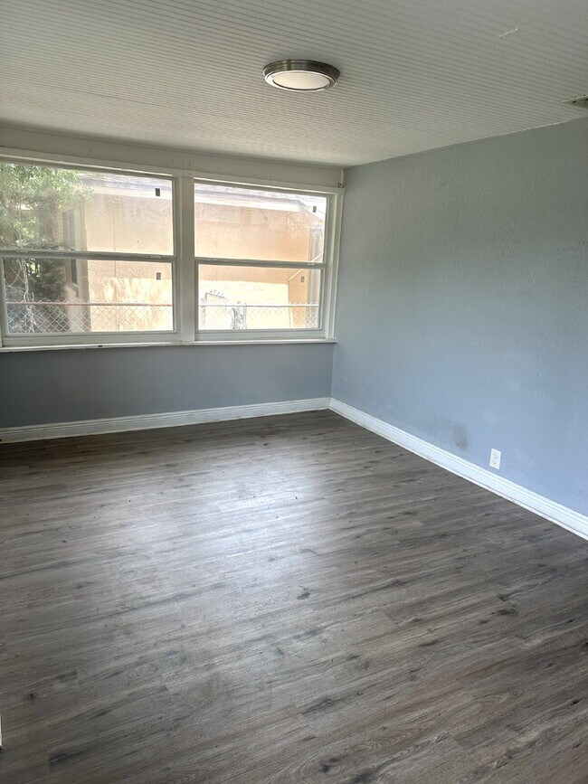 Building Photo - Location, Location, location! Two Bedroom,...
