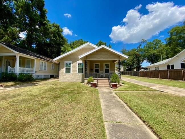 Primary Photo - Great 3 Bedroom 2 Bath Home in South Highl...