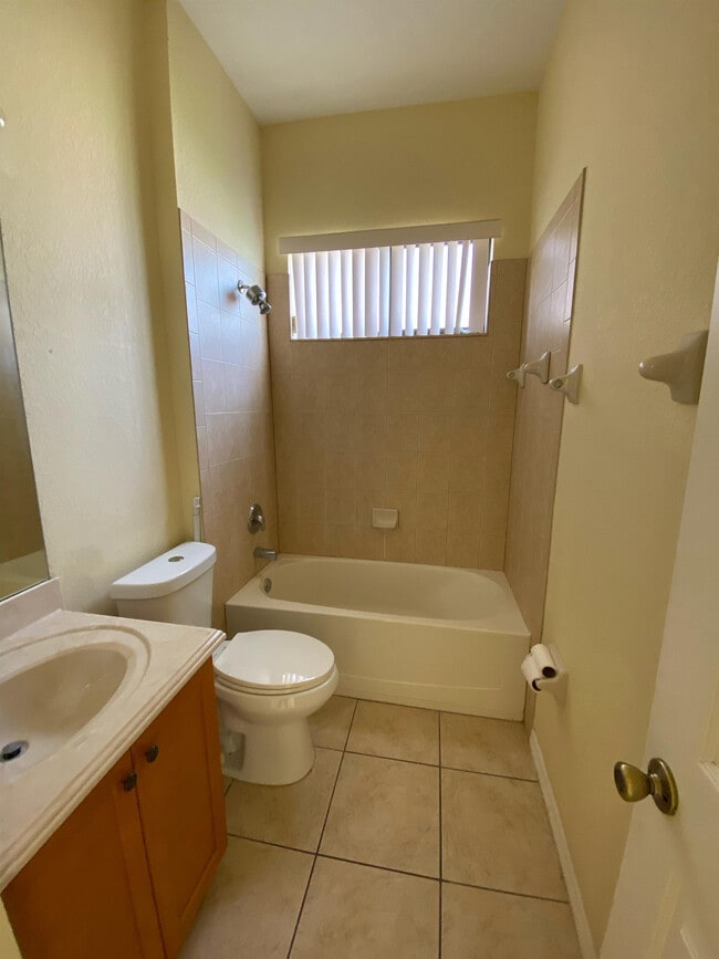 Building Photo - 404 Cinnamon Dr