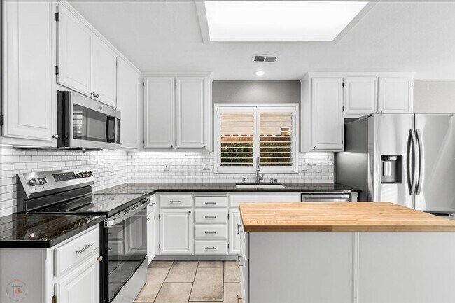 Building Photo - Lovely 3 Bedroom/2 Bath Home Located in Lodi Ca