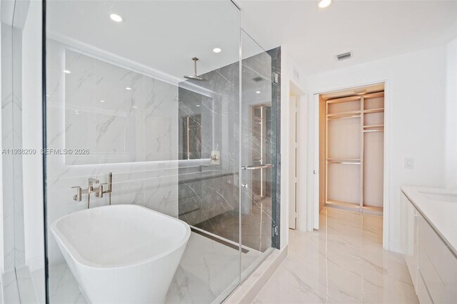 Building Photo - 700 NE 24th St