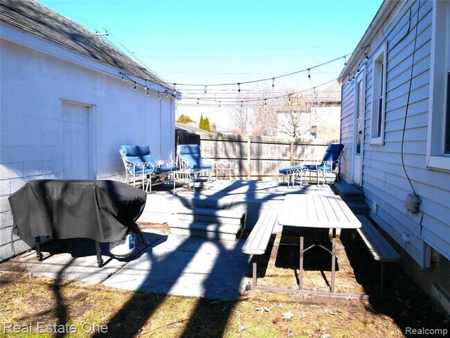 Building Photo - 2881 Ellwood Ave