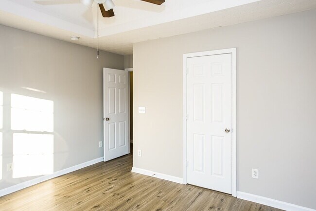 Building Photo - 7033 Tanners Creek Dr