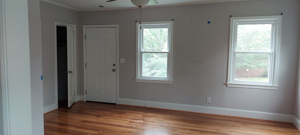 Livingroom - 907 Cherry Ln