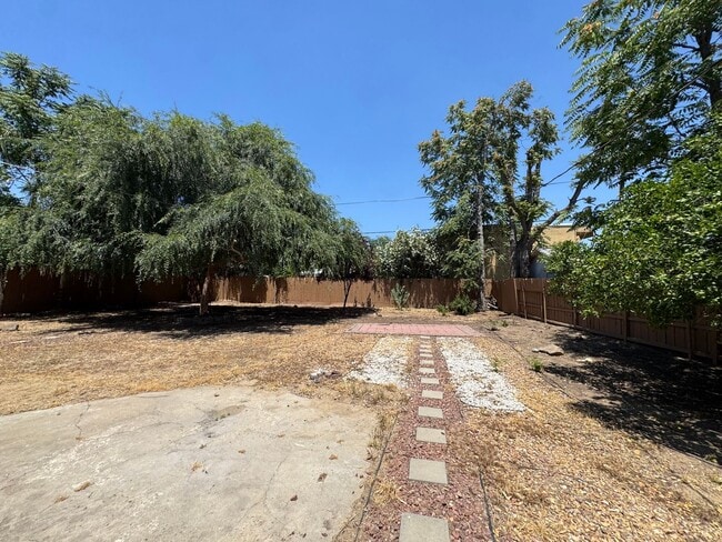 Building Photo - 4789 E Hedges Ave