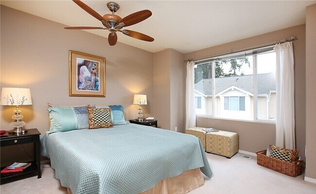 Building Photo - A Cambridge Townhome with 2 Beds and 2.5 B...