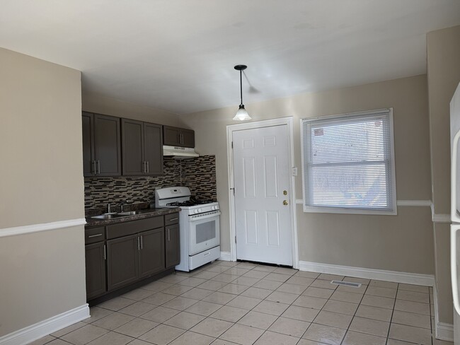 Building Photo - 537 Andover St