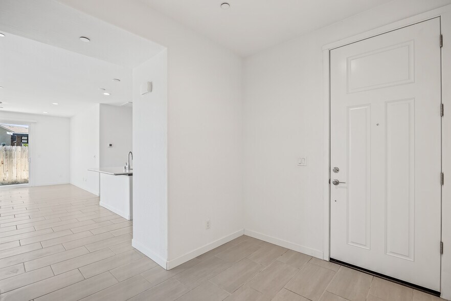 Building Photo - 821 Amanecer Ave