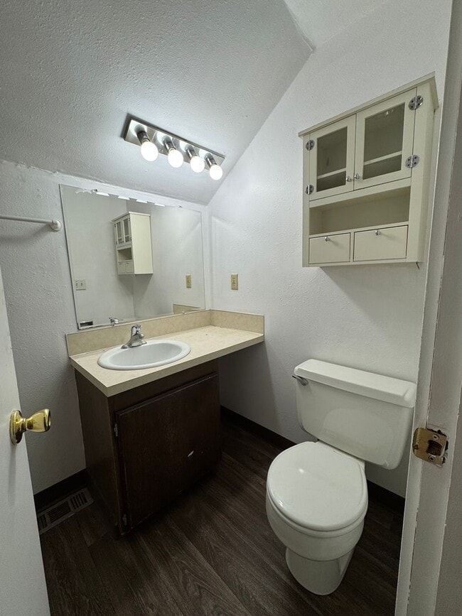 Building Photo - 2 Bedroom in Great S. Eugene Location