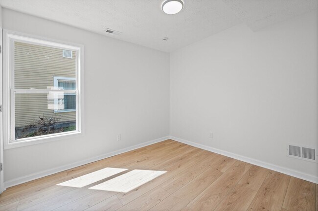 Building Photo - COMPLETELY RENOVATED 4BR HOME - MOVE-IN SPECIAL