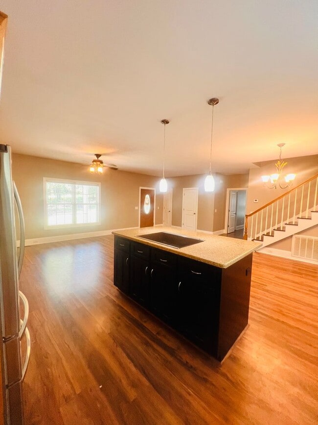 Building Photo - Tucked Away 3 Bedroom Gem on Private Road ...