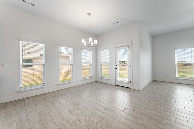 Building Photo - 800 Lewis St