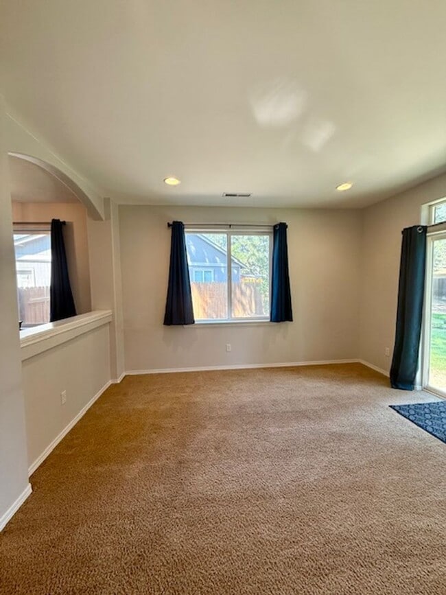 Building Photo - Charming Craftsman Home in SW Bend!