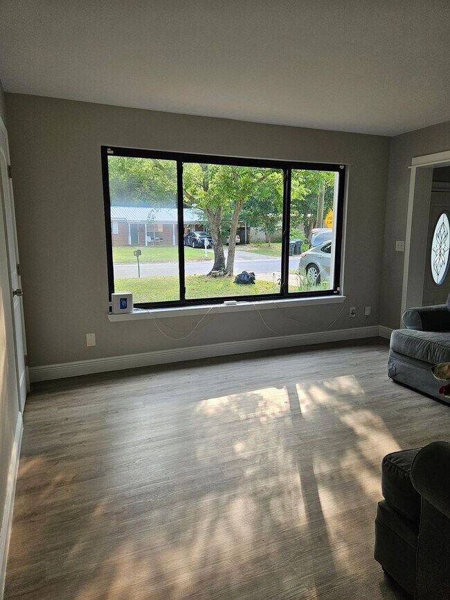 Building Photo - Lots of updates!