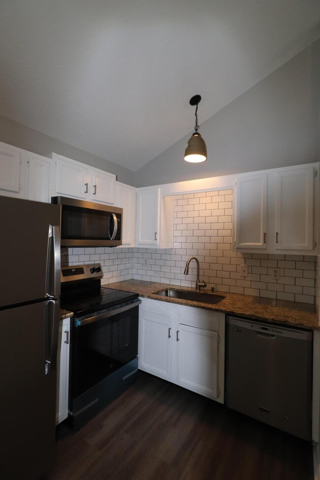 Building Photo - 402 Lakeview Dr