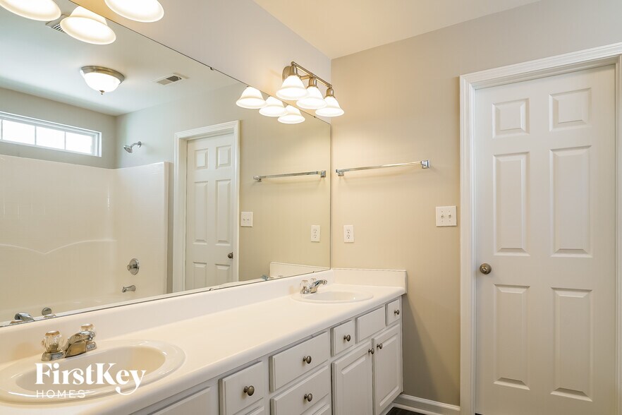 Building Photo - 5048 Babbling Brook Dr