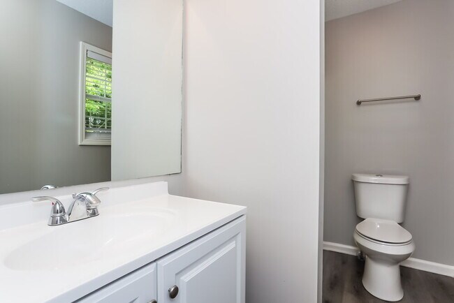 Building Photo - 213 Hampton Dr