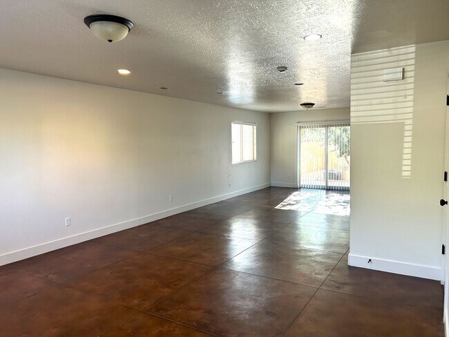 Building Photo - Dog Friendly 4 Bedroom Townhome. $200 First Full Month's Rent!