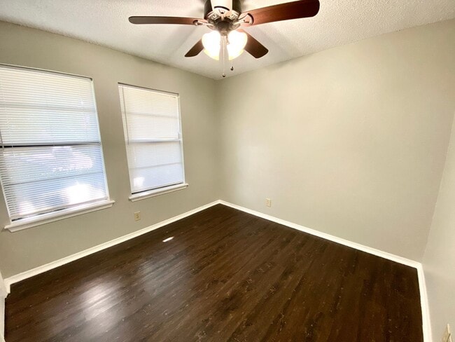 Building Photo - Spacious Jenks 4-Bedroom with NO Carpets &...
