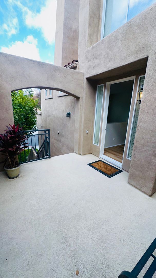 Building Photo - Spacious 2-bedroom Townhome with loft and ...