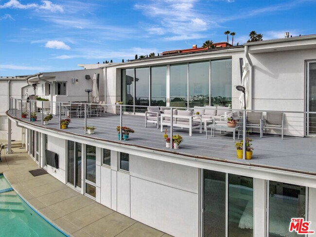 Building Photo - 28405 Via Acero St