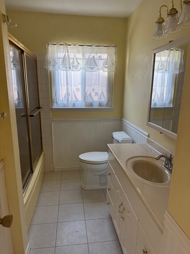 Building Photo - 15856 Lawnhill Dr