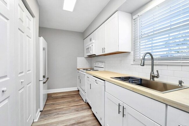 Building Photo - END UNIT 3BD/2.5BA Townhome in Lexington Commons