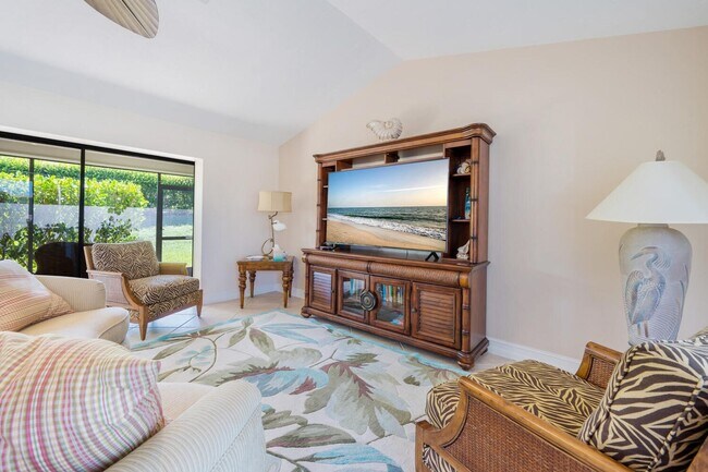 Building Photo - Hillside Home-3 bedrooms- 2 baths -2 car garage- Furnished-Available Now !