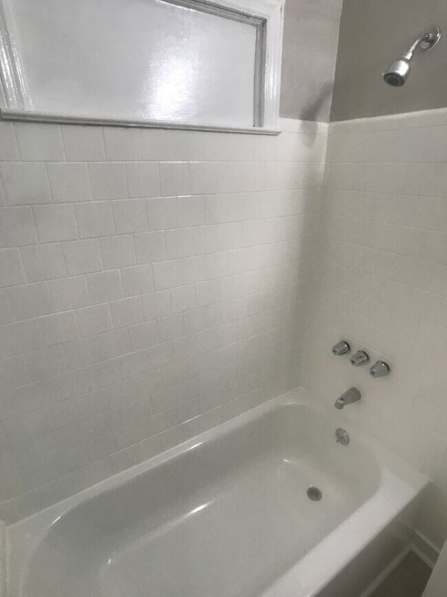 Building Photo - 1122 E 37th St